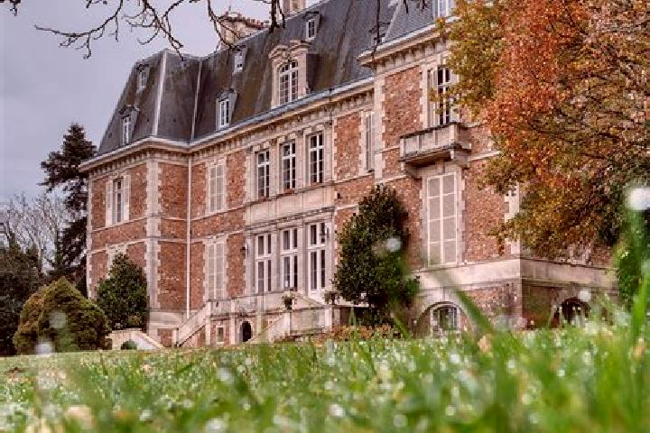 Escorts Guigneville-sur-Essonne, France — Local Companions