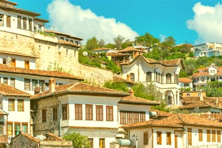 Escorts Gurra e Vogel, Albania — Local Companions