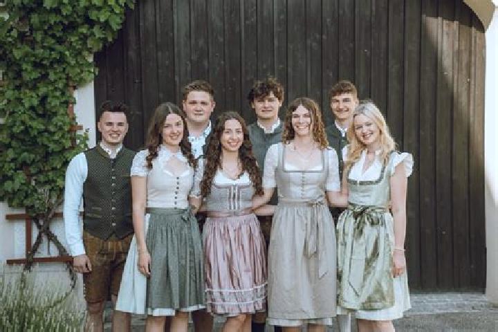 Escorts Hofkirchen an der Trattnach, Austria — Local Companions