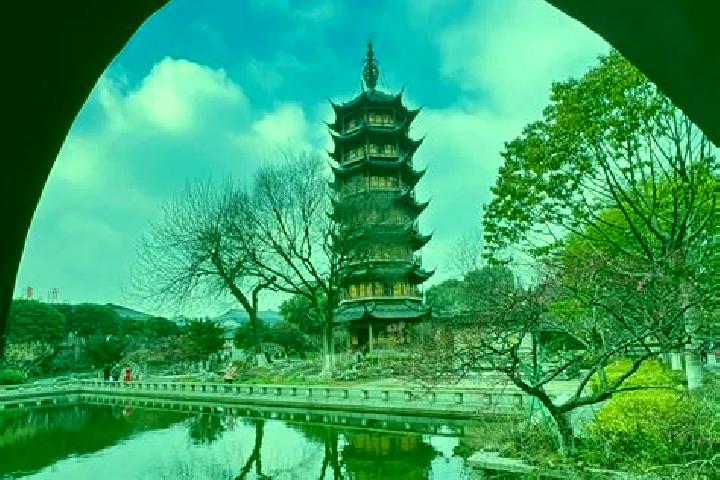 Escorts Hongmei, China — Local Companions