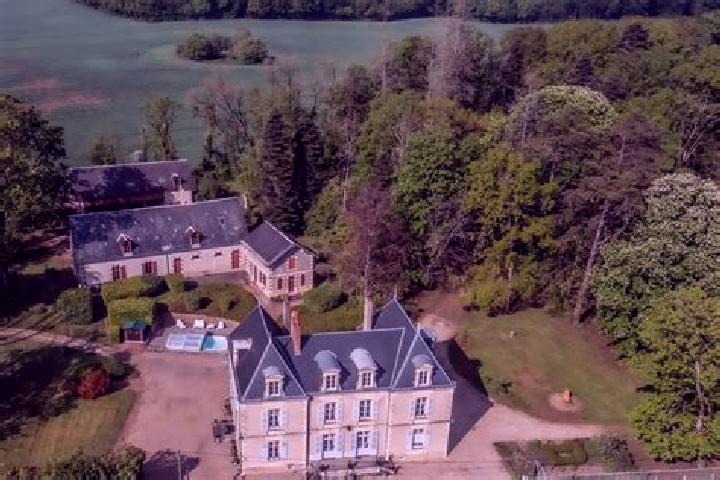 Escorts Jouet-sur-l Aubois, France — Local Companions