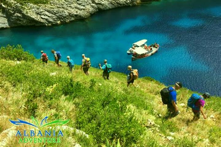 Escorts Kacinar, Albania — Local Companions