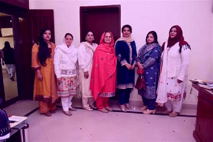 Escorts Kahna Nau, Pakistan — Local Companions
