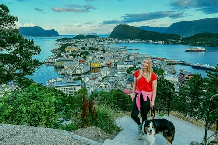 Escorts Klokkarvik, Norway — Local Companions