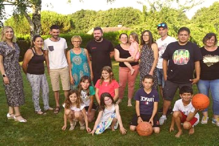 Escorts La Genetouze, France — Local Companions