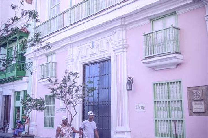 Escorts La Habana Vieja, Cuba — Local Companions