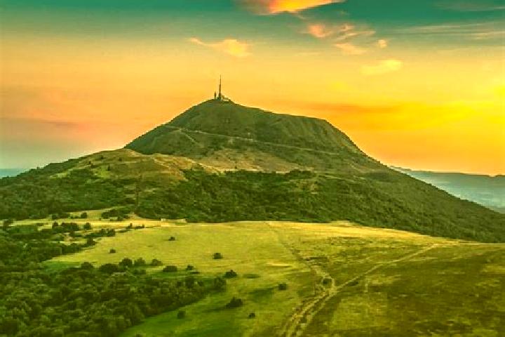 Escorts La Tour-d Auvergne, France — Local Companions