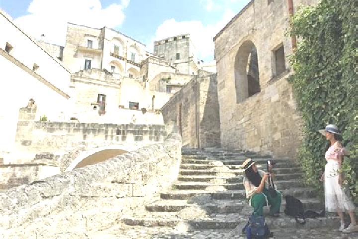 Escorts Lagopesole, Italy — Local Companions