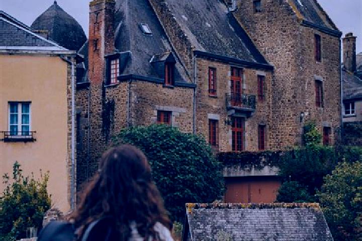 Escorts Lassay-les-Chateaux, France — Local Companions
