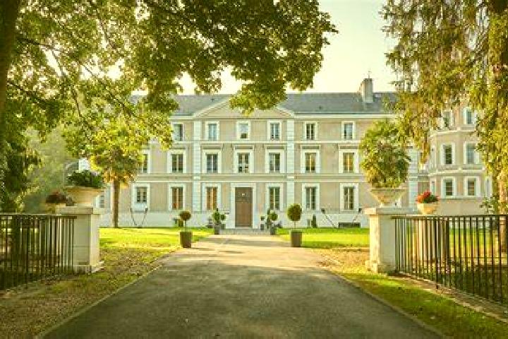 Escorts Lesigny, France — Local Companions