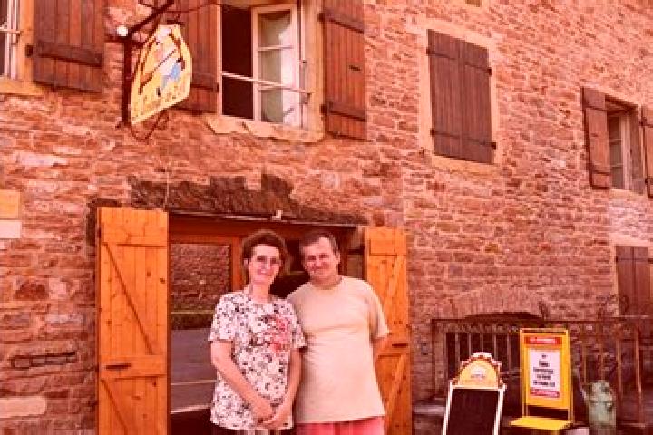 Escorts Leynes, France — Local Companions