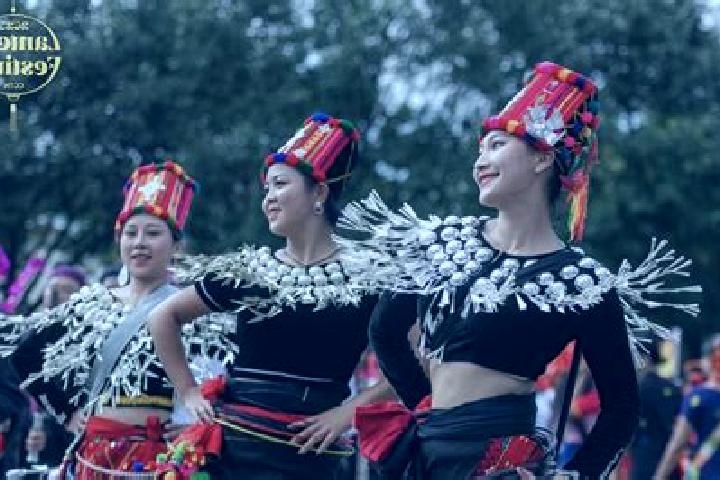 Escorts Longchuan, China — Local Companions