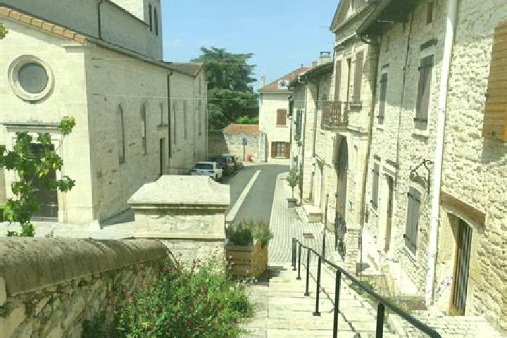 Escorts Lucenay, France — Local Companions