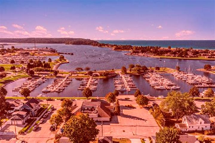 Escorts Ludington, United States — Local Companions