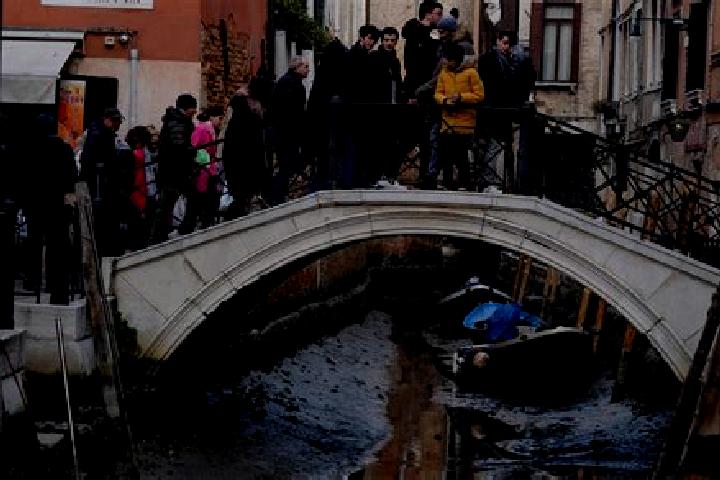 Escorts Lughignano, Italy — Local Companions