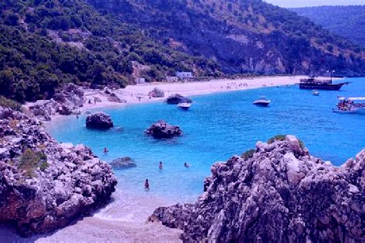 Escorts Lukove, Albania — Local Companions