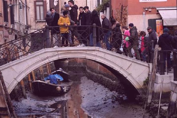 Escorts Magorno, Italy — Local Companions