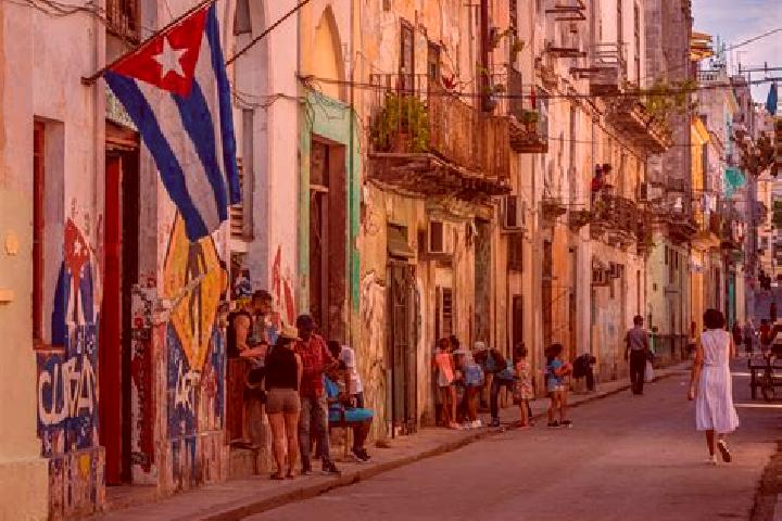 Escorts Mantilla, Cuba — Local Companions