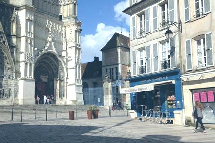 Escorts Mareuil-les-Meaux, France — Local Companions