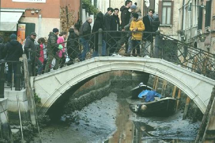 Escorts Margno, Italy — Local Companions