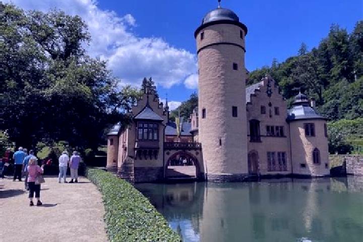 Escorts Marienfels, Germany — Local Companions