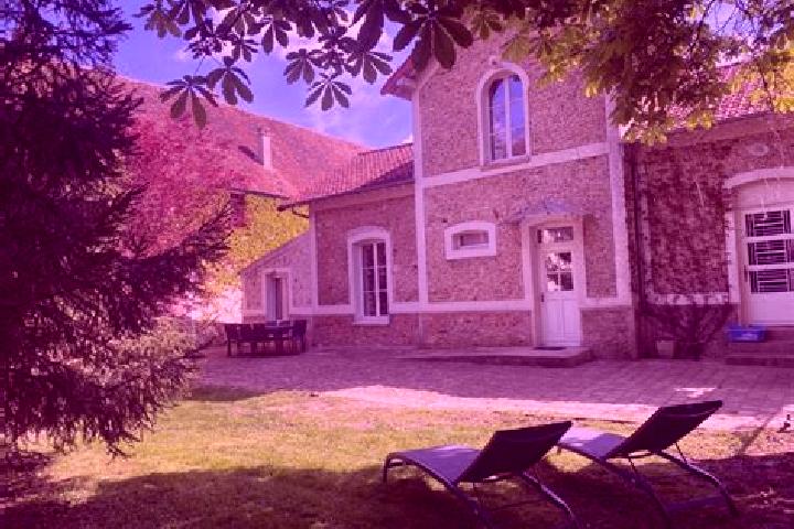 Escorts Marles-en-Brie, France — Local Companions