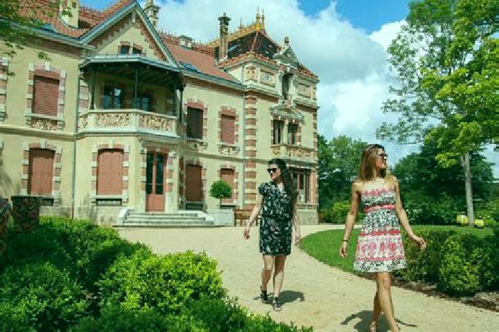 Escorts Marmagne, France — Local Companions