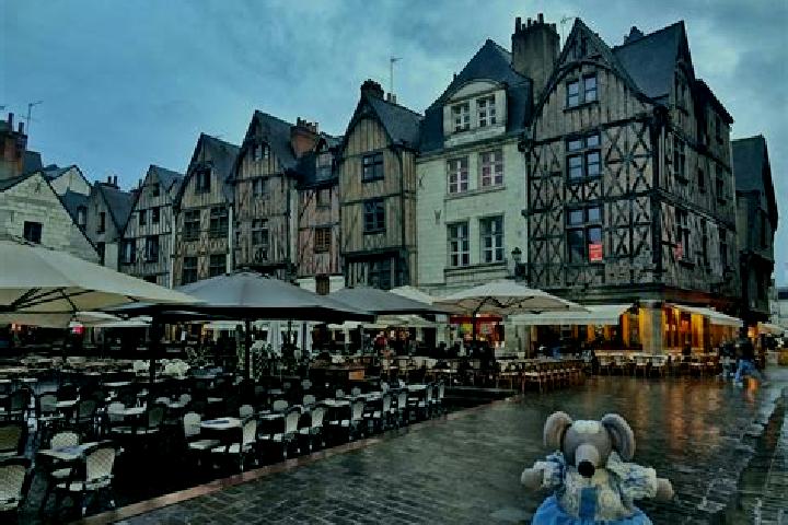 Escorts Mazieres-de-Touraine, France — Local Companions