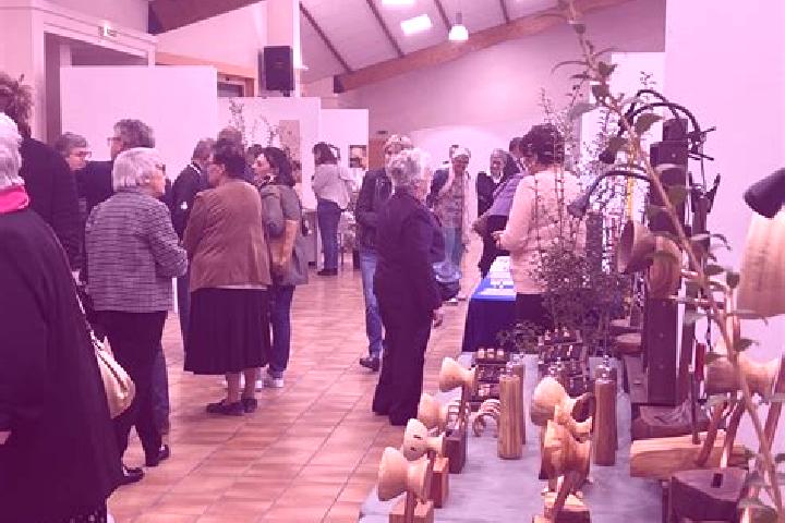 Escorts Mehun-sur-Yevre, France — Local Companions
