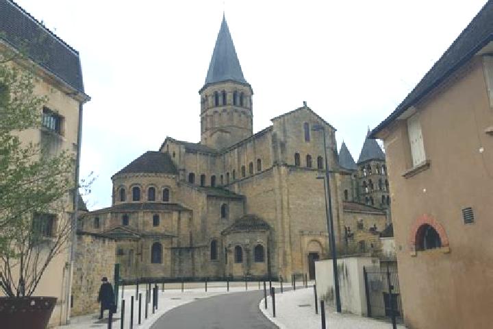 Escorts Montceau-les-Mines, France — Local Companions