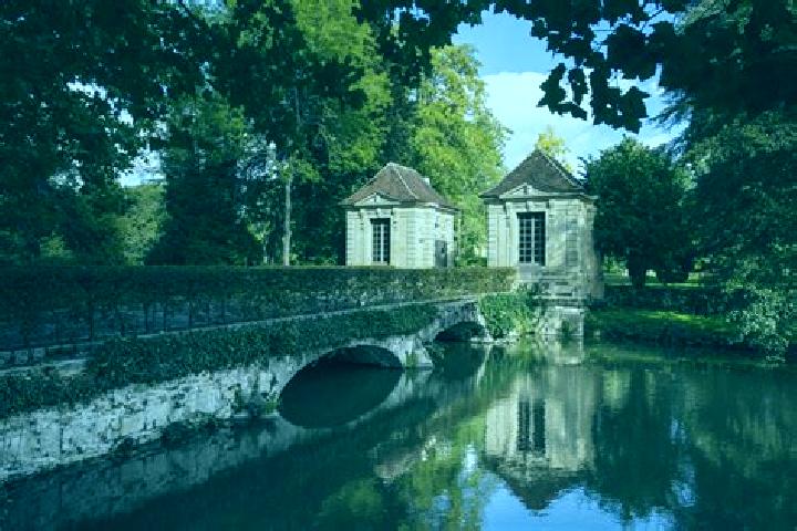 Escorts Montereau-Fault-Yonne, France — Local Companions