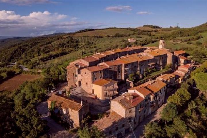Escorts Monteverdi Marittimo, Italy — Local Companions