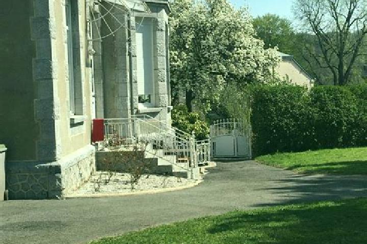Escorts Montherme, France — Local Companions