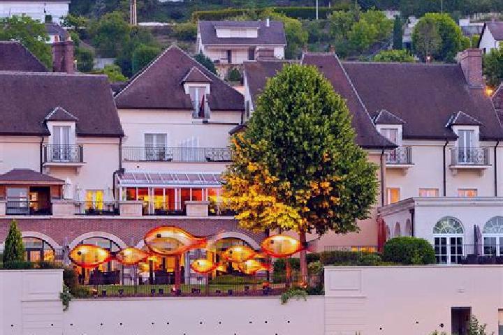 Escorts Montigny-la-Resle, France — Local Companions