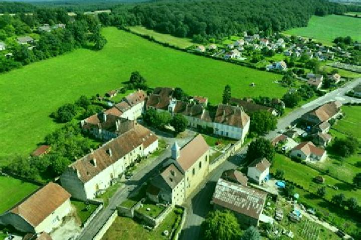 Escorts Montigny-les-Vesoul, France — Local Companions