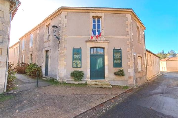 Escorts Mouilleron-en-Pareds, France — Local Companions