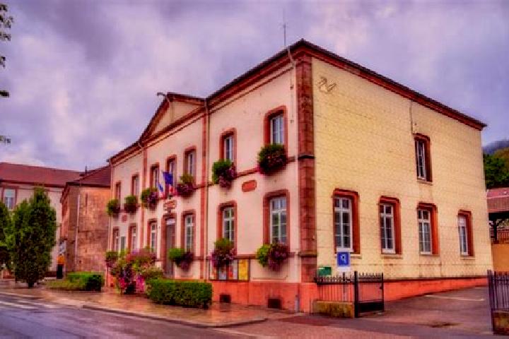 Escorts Moyenmoutier, France — Local Companions