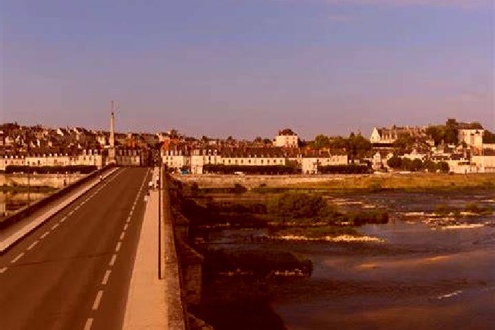 Escorts Muides-sur-Loire, France — Local Companions