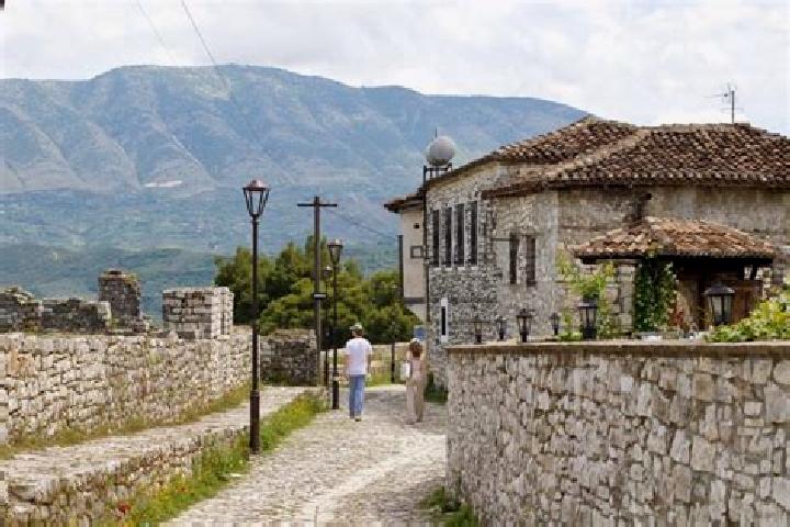 Escorts Ngracan, Albania — Local Companions