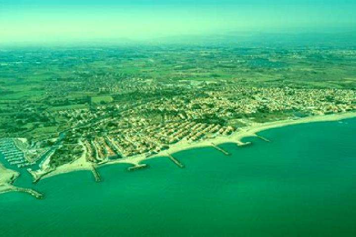 Escorts Nieul-les-Saintes, France — Local Companions