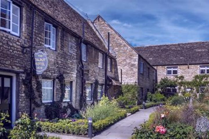Escorts Oundle, United Kingdom — Local Companions