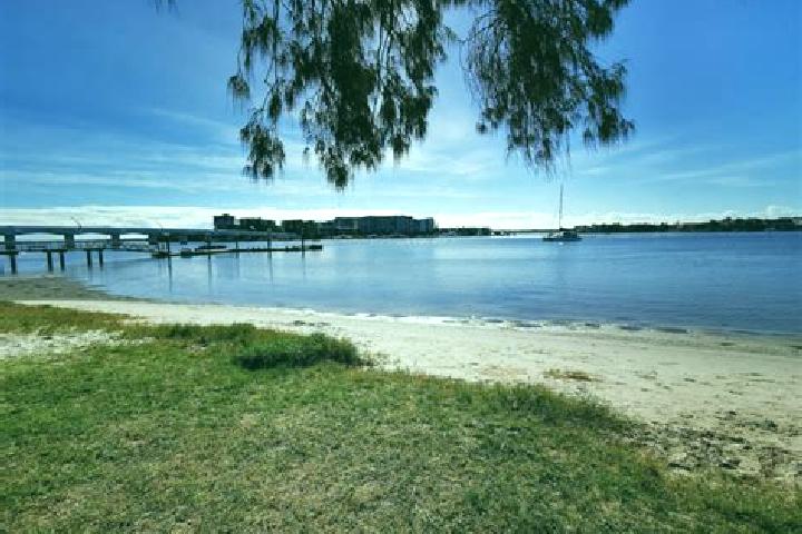 Escorts Paradise Point, Australia — Local Companions