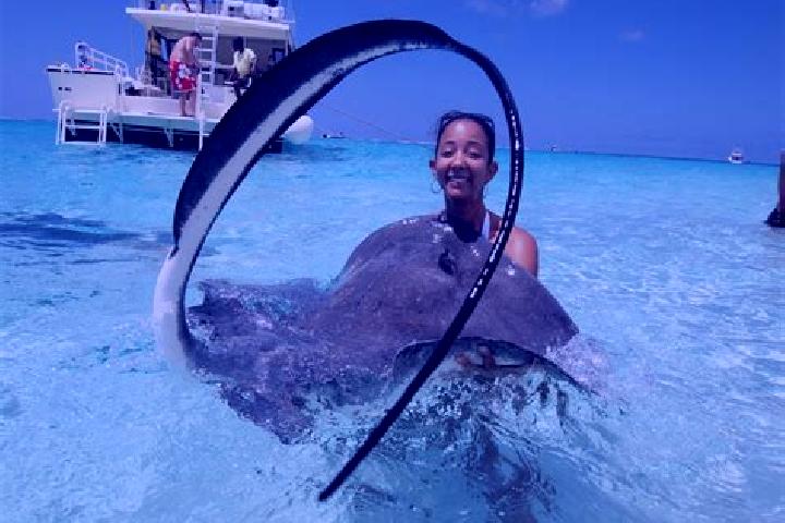 Escorts Pease Bay, Cayman Islands — Local Companions
