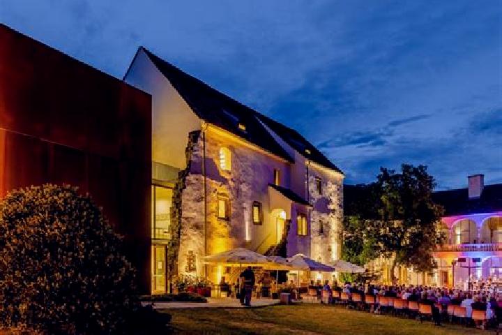 Escorts Pernegg, Austria — Local Companions