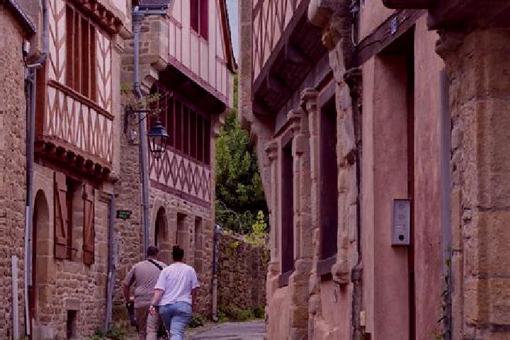 Escorts Ploeren, France — Local Companions
