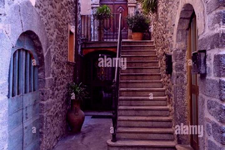 Escorts Pofi, Italy — Local Companions
