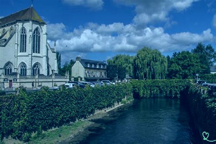 Escorts Pont-Eveque, France — Local Companions