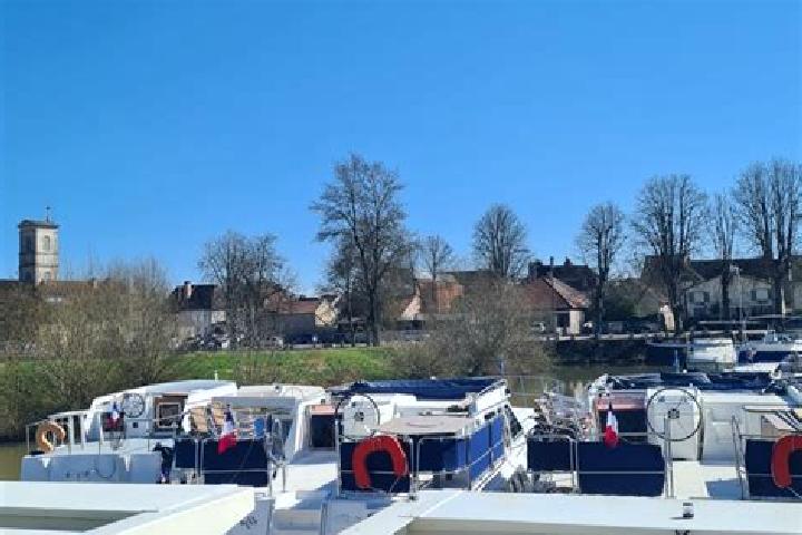 Escorts Pontailler-sur-Saone, France — Local Companions