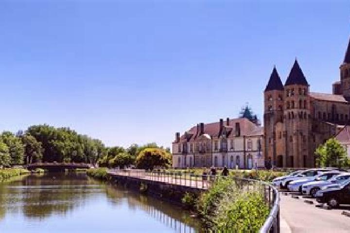 Escorts Pouilly-le-Monial, France — Local Companions