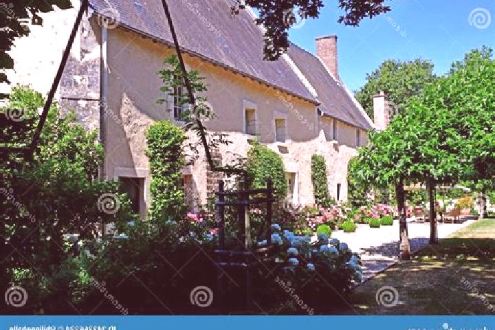 Escorts Poulaines, France — Local Companions